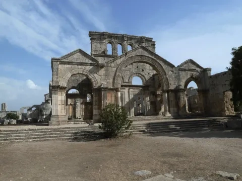 Kal’at Sim’an, hlavná fasáda Martýria sv. Šimona Stylitu st., posledná tretina 5. stor.