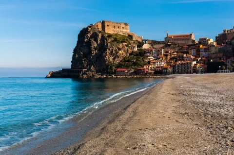 Kalábria, prímorské mesto Scilla
