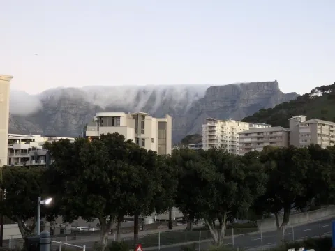 Pohľad na Stolový vrch nad mestom
