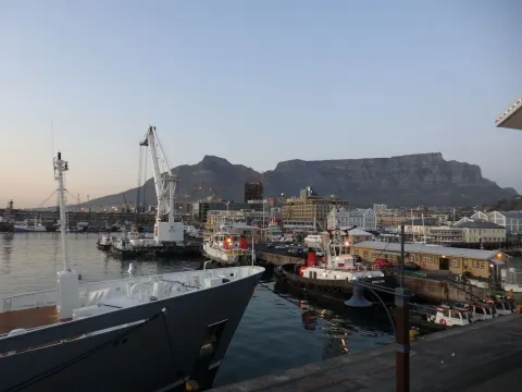 Prístav Victoria Basin, v pozadí Stolový vrch
