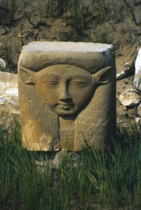 Hathor, hlavica stĺpa s podobou bohyne, Mennofer 