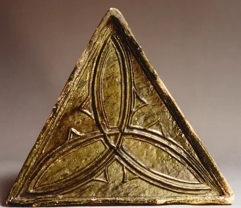 Štítová trojuholníková neskorogotická kachlica s geometrickým motívom, 15. stor.