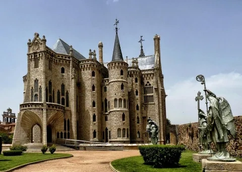 A. Gaudí: Arcibiskupský palác, 1889 – 1915, Astorga
