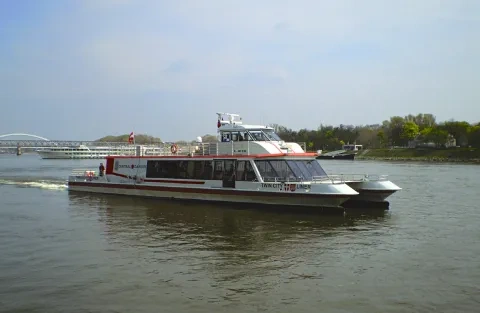 Osobná loď Twin City Liner pri plavbe po Dunaji z Bratislavy do Viedne
