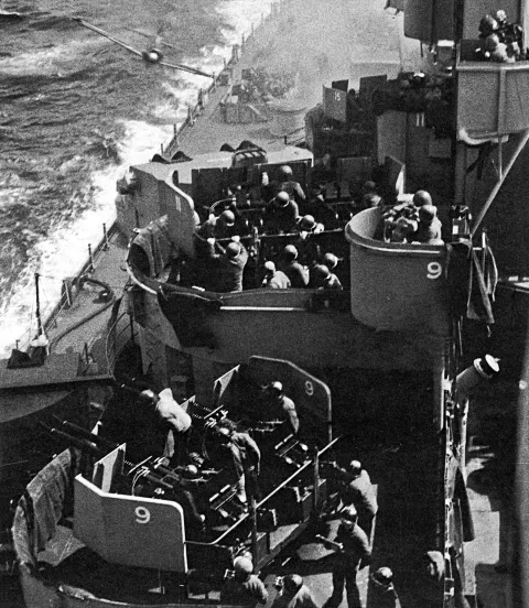 Kamikadze útok na americkú bitevnú loď Missouri, Okinawa, 1945
