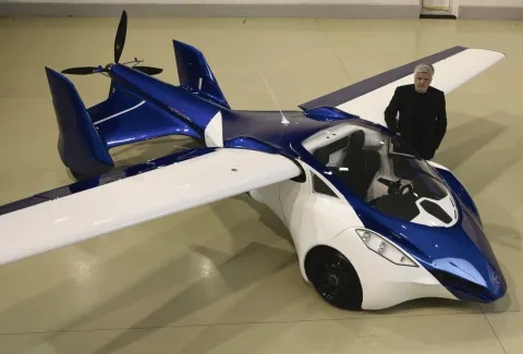 Štefan Klein pri lietajúcom aute Aeromobil I
