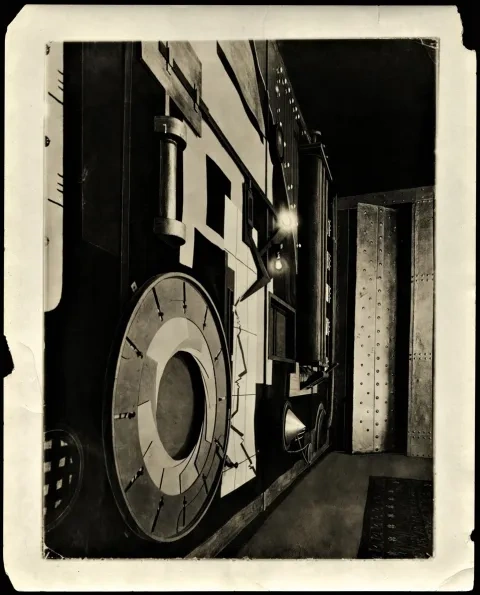 Frederick John Kiesler: scéna k divadelnej&nbsp;hre R. U. R. od Karla Čapka, 1923, Theater am Kurfürstendamm, Berlín
