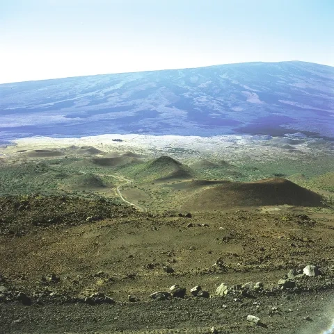 Havajský národný park, masív Mauna Loa, 4 169 m n. m., s vedľajšími krátermi

