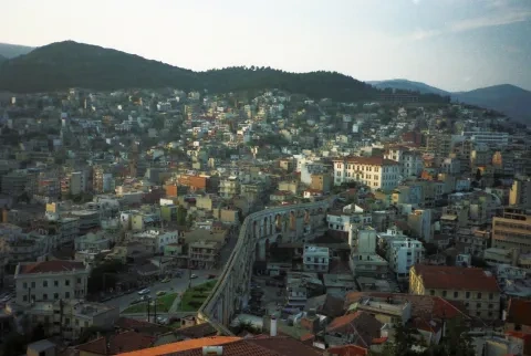 Pohľad na mesto Kavala s akvaduktom Kamares
