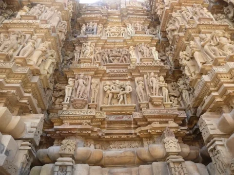 Reliéfna výzdoba exteriéru Kandárjovho-Mahádévovho chrámu, 1. pol. 11. stor.