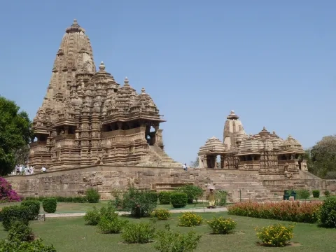 V popredí Kandárjov-Mahádévov chrám, 1. pol. 11. stor. a v pozadí chrám Déví Džagadambí, 1002 – 07