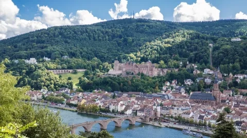 Heidelberg s hradom a Starým mostom premosťujúcim rieku Neckar