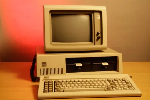 Prvý osobný počítač firmy IBM s typovým označením IBM 5150
