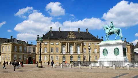Č﻿asť palácového komplexu Amalienborg, 1750 – 55, s jazdeckým pomníkom Frederika V.