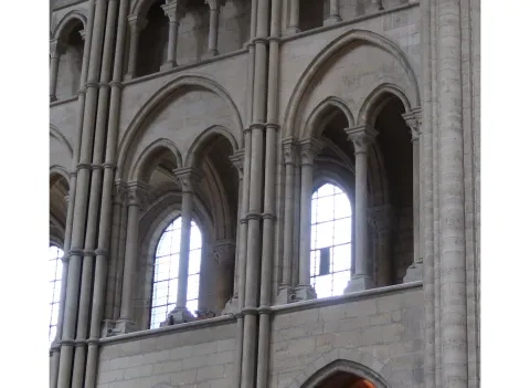 Bifórium galérie v katedrále Notre-Dame v Laone, 2. pol. 12. stor.