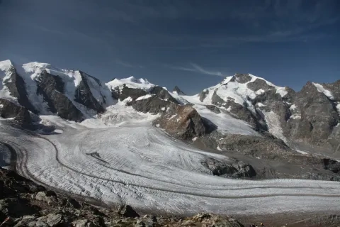 V popredí ľadovec Pers, vpravo Piz Bernina, 4049 m n. m.