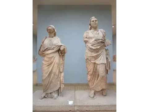 Fragmenty sôch Mausólosa a jeho manželky Artemisie II., okolo 350 pred n. l., Britské múzeum, Londýn