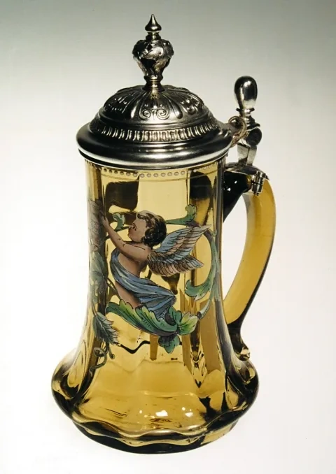 Korbeľ, emailom maľované žlté sklo, montáž z bieleho kovu, 2. pol. 19. stor.
