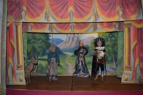 Divadlo kočovného bábkara F. Dubského, Múzeum bábkarských kultúr a hračiek SNM, hrad Modrý kameň