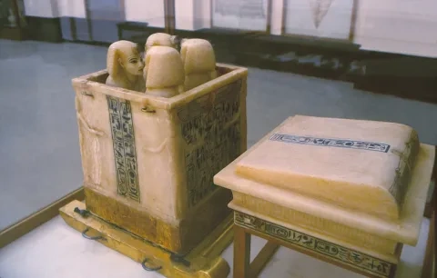 Kanopy faraóna Tutanchamona vo vnútri ochrannej skrinky v podobe naosu, alabaster, 2. polovica 14. stor. pred n. l.