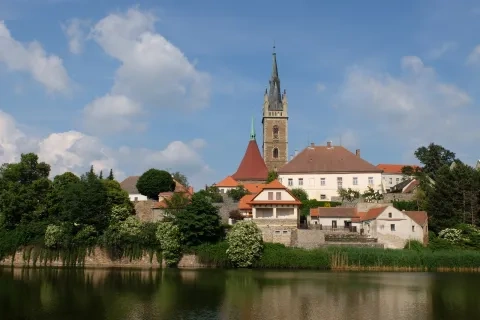 Pohľad na mesto od﻿ Podměstského﻿ rybníka, v pozadí veža Kostola sv. Petra a Pavla