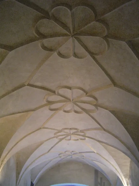 Renesančná hrebienková klenba v prejazde meštianskeho domu, Bratislava, 16. stor.
