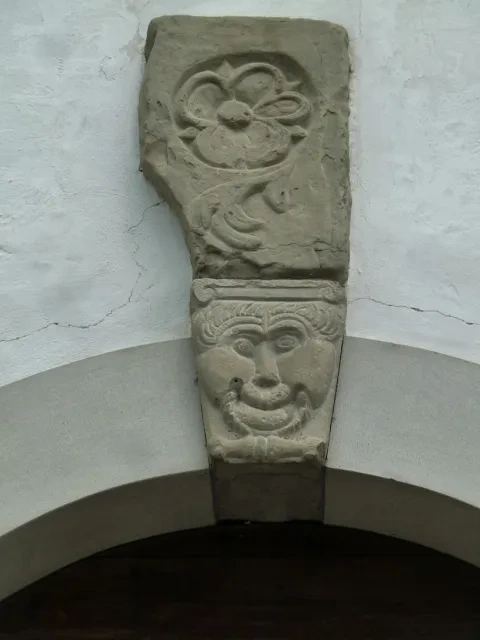 Klenák vstupného portálu Kostola Panny Márie zo zatopenej obce Liptovská Mara, 16. stor., Múzeum liptovskej dediny v Pribylin