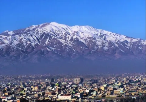 Kábul, hlavné mesto Afganistanu situované v medzihorskej kotline Hindúkuša
