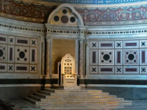 Pápežská katedra v apside baziliky San Giovanni in Laterano, 1885, Rím
