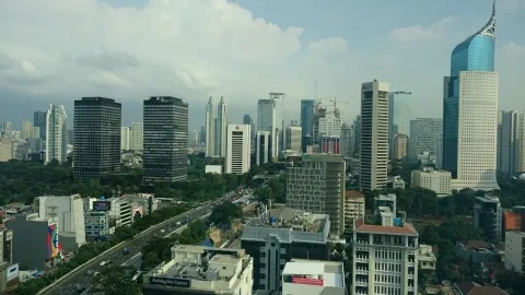 Nová časť mesta, vpravo mrakodrap Wisma 46