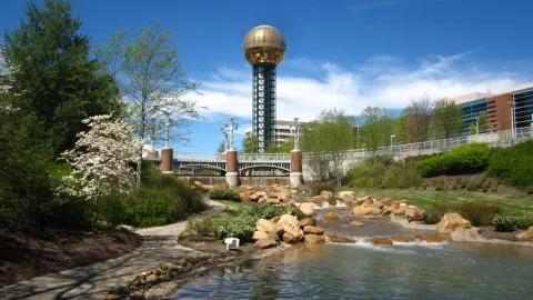 World's Fair Park s vyhliadkovou vežou Sunsphere, dokončenou v roku 1982

