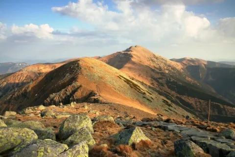 Masív Ďumbiera, v popredí Chopok (2 024 m n. m.) vpravo Ďumbier (2 046 m n. m.), vľavo Konské (1 888 m n. m.)