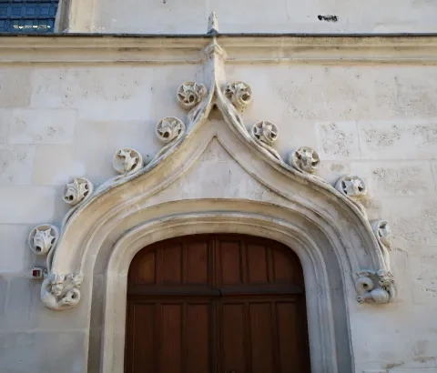 Kraby v tvare stočeného listu, biskupský palác v Beauvais, Francúzsko, začiatok 16. stor.