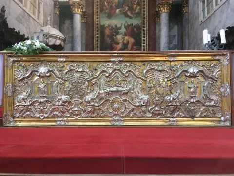 Rokokové antependium hlavného oltára v Katedrále Nanebovstúpenia Panny Márie a sv. Vojtecha v Ostrihome, 2. pol. 18. stor.