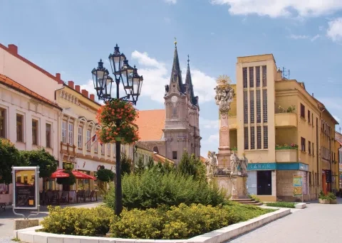 Funkcionalistický dom s&nbsp;lekárňou (1930 – 33), v&nbsp;pozadí barok. Kostol sv. Ondreja (18. stor.)
