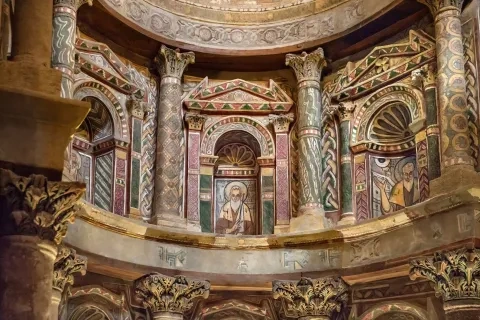 Červený kláštor, polychrómovaná výzdoba interiéru (4. stor.)