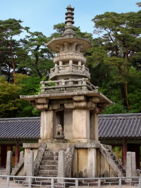 Prabhútaratnova pagoda na nádvorí chrámu Pulguksa