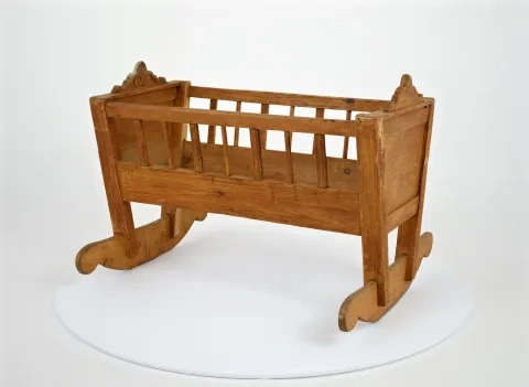 Kolíska, vyrezávaná bez dekoru, Múzeum mesta Bratislavy