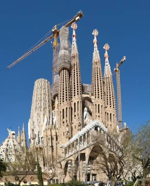 Antonio Gaudí: katedrála Sagrada Familia, od 1884
