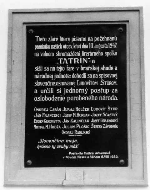 Čachtice, pamätná tabuľa na budove fary, kde sa v auguste 1847 konalo výročné zhromaždenie spolku Tatrín