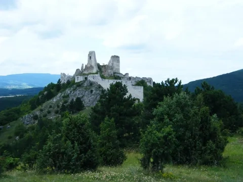 Zrúcaniny Čachtického hradu koniec 20. stor.