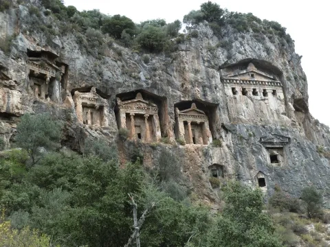 Kári, skalné hroby v meste Kaunos, 4. – 2. stor. pred n. l.
