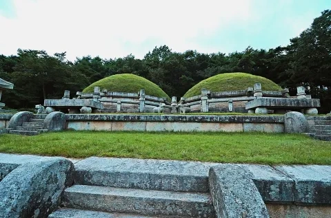 Hrobový komplex panovníka Kongmina a jeho manželky, 1365 – 72, lokalita Häson-ri západne od Käsongu
