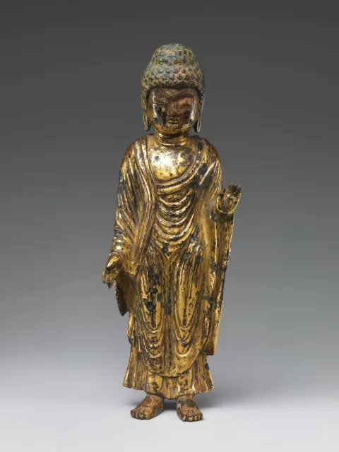 Stojaci Buddha z obdobia kráľovstva Zjednotená Silla, pozlátený bronz, 8. stor., Metropolitné múzeum umenia, New York