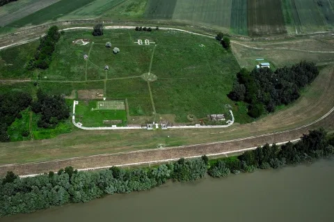 Letecký pohľad na archeologický areál so zvyškami bývalého kastelu
