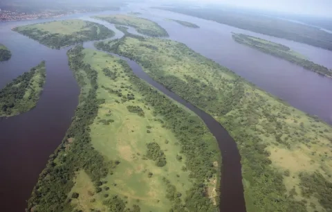 Kongo, letecký pohľad na rieku v blízkosti mesta Kisangani