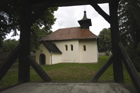 Jabloňovce, evanjelický kostol, pôvodne gotický z 1459, prestavaný v 19. stor.
