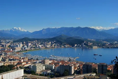 Západná časť pobrežia s mestom Ajaccio, administratívnym strediskom ostrova v zálive Ajacco