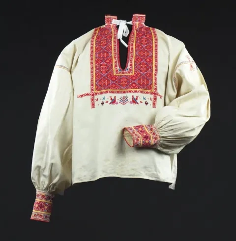 M﻿užská košeľa z Heľpy zdobená okolo krku, na prsiach a na manžetách krížikovou výšivkou, 1940