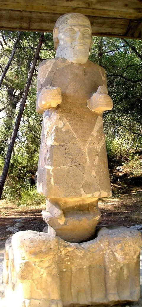 Karatepe, socha boha búrky stojaceho na dvoch býkoch, s nápisom vo fenickom písme, pravdepodobne 8. stor. pred n. l.
